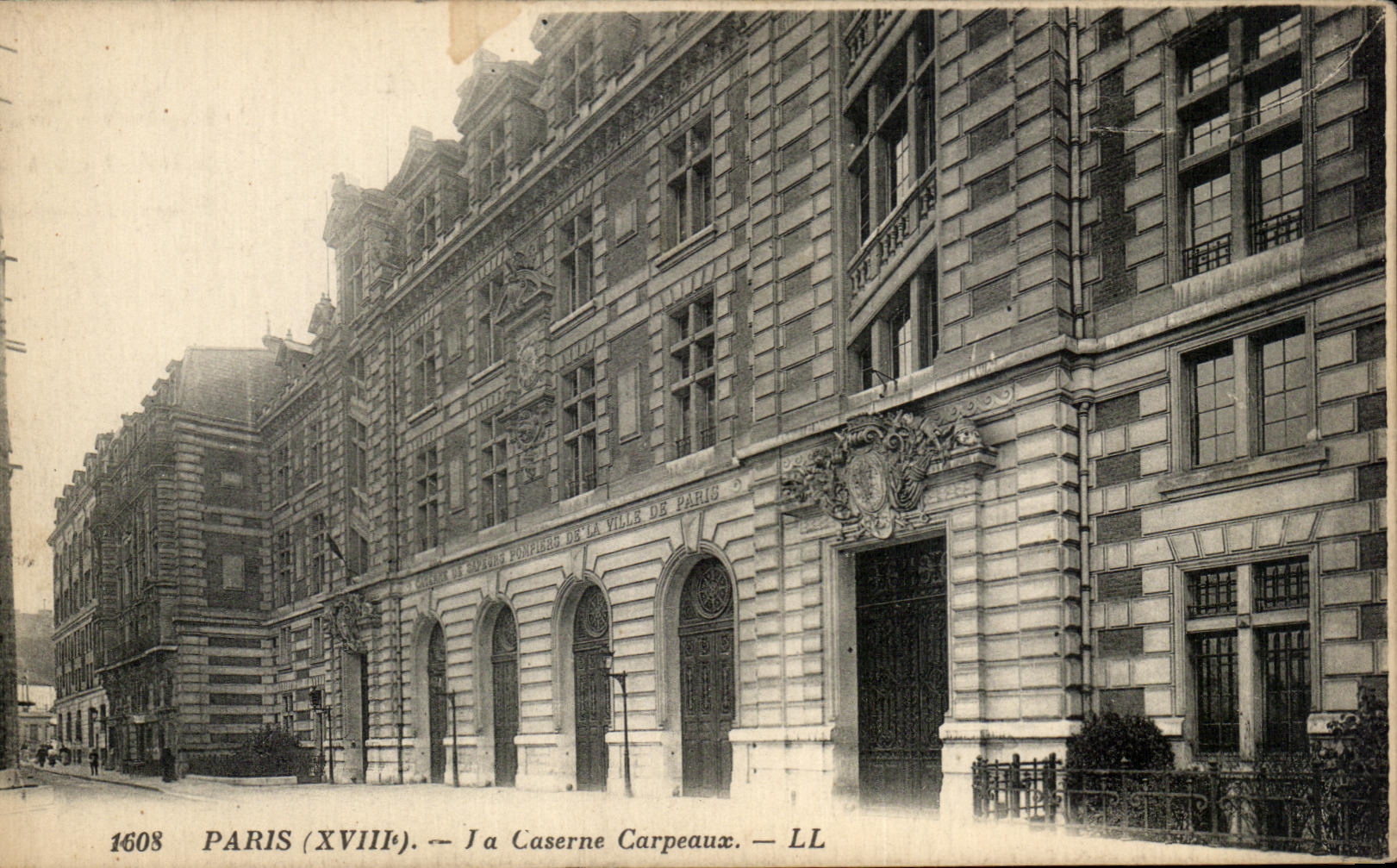CPA Paris La Caserne Carpeaux