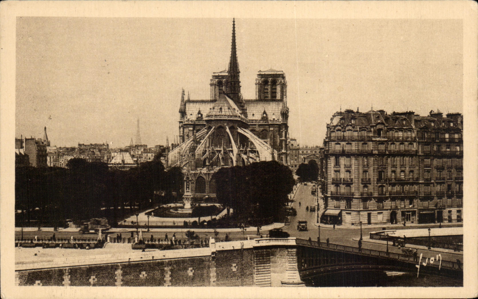 CPA Paris En Flanant L'Abside de Notre Dame et le Square de I'Archebveche