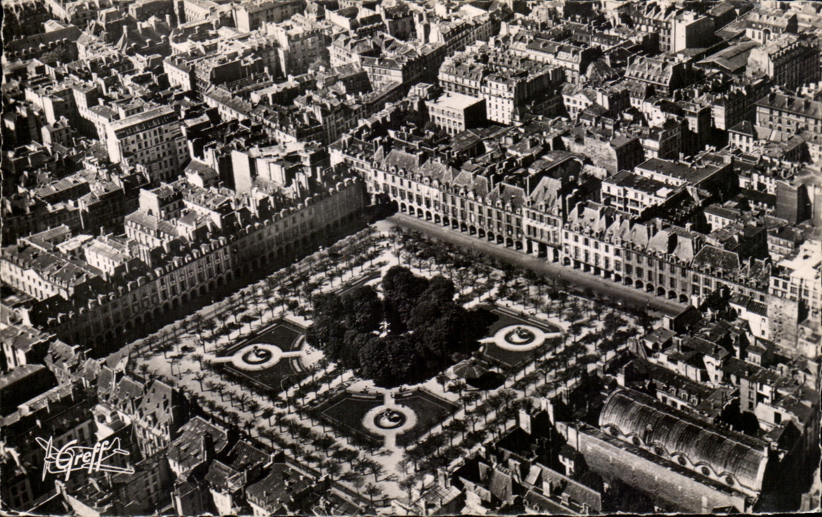 CPA Paris Vue aerienne La Place des Vosges 