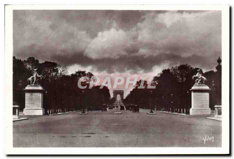 Avenue des Champs-Élysées — vue vers l'Arc de Triomphe — Édition d'Art YVON, Paris