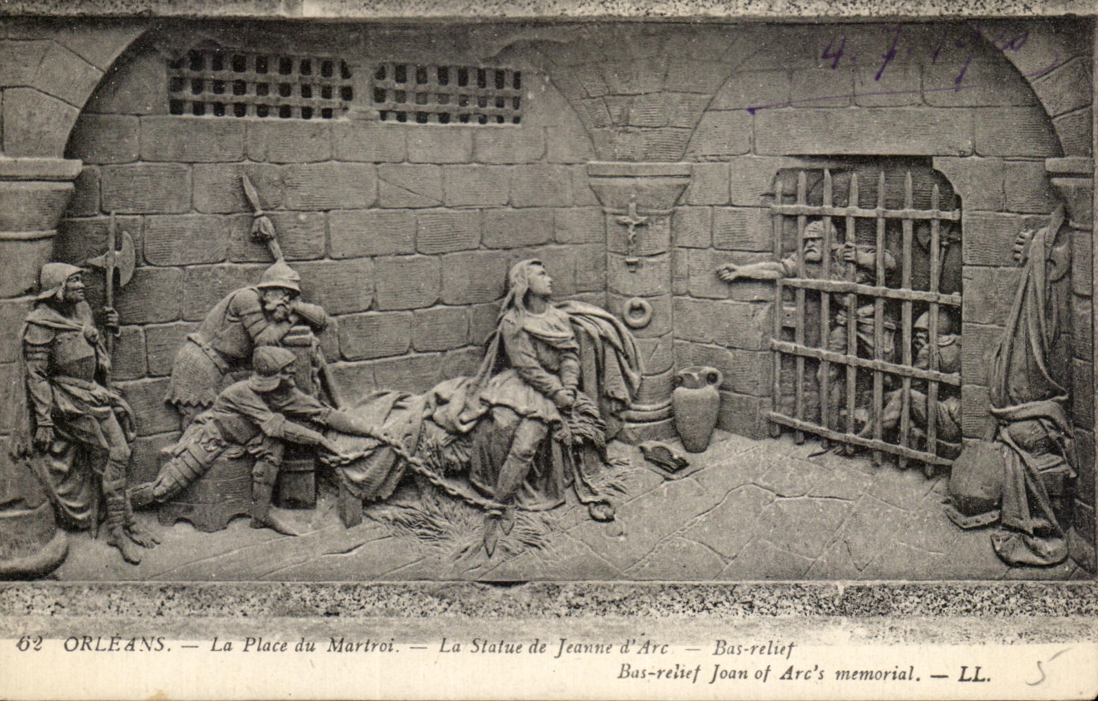 CPA Orleans La Place Du Martroi La statue De Jeanne d'Arc Basrelief