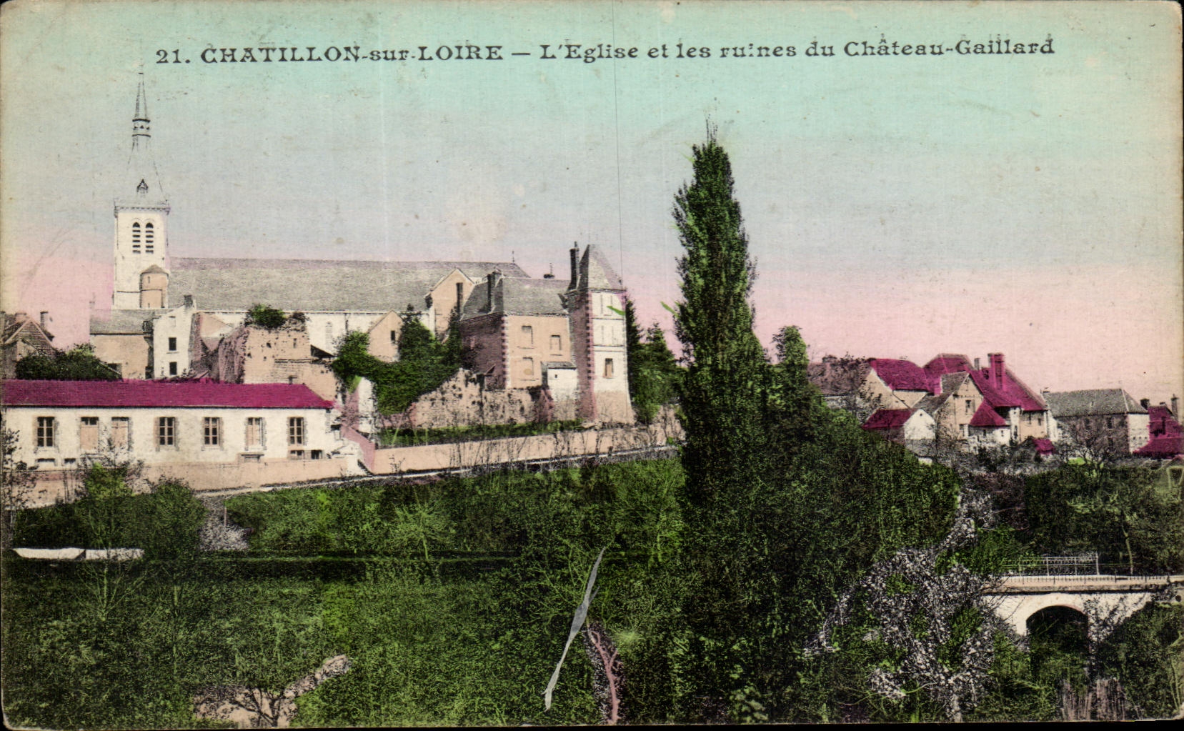 CPA Chatillon sur Sur Loire L'Eglise Et Les Ruines Du Chateau Gaillard