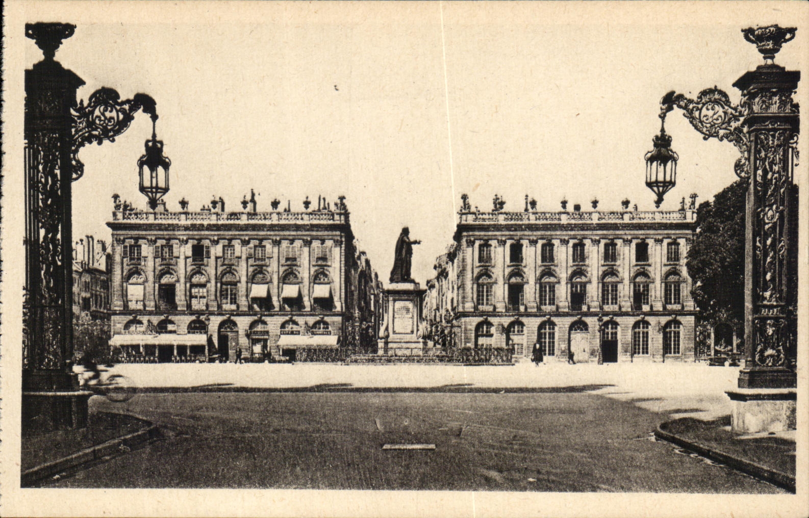CPA Nancy Place Et Statue De Stanislas A Droite Le Musee De Peinture