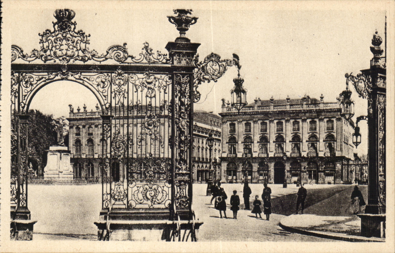 CPA Nancy Place Stanislas Le theatre Et Le Grand Hotel Une Des Grilles De Jean Lamour