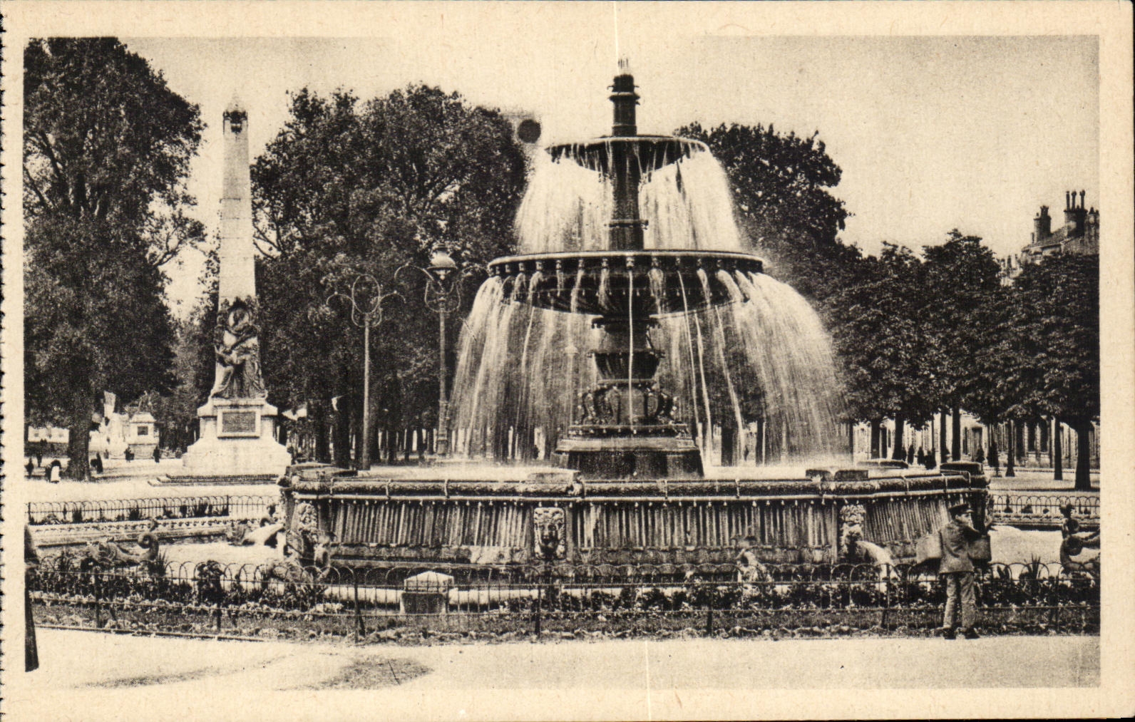 Nancy — Place Carnot et Monument Carnot — Jet d'eau et Cours Léopold — Statue de Drouot
