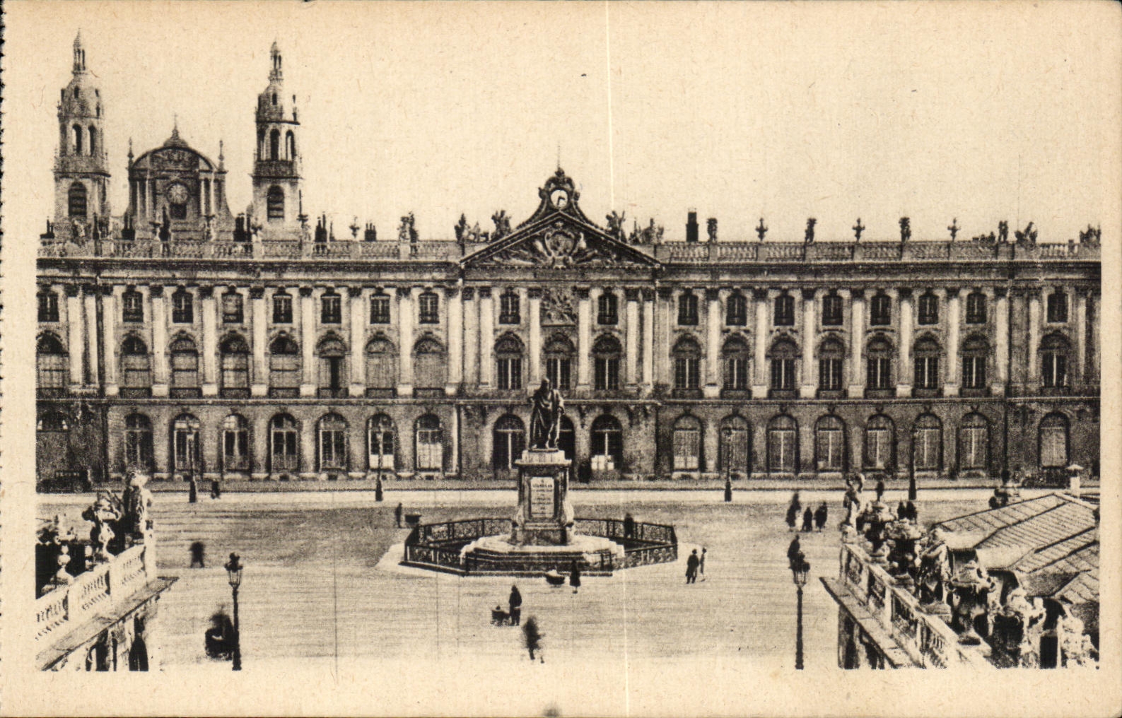 CPA Nancy Place Et Statue De Stanislas L'Hotel De Ville Et La Cathedrale
