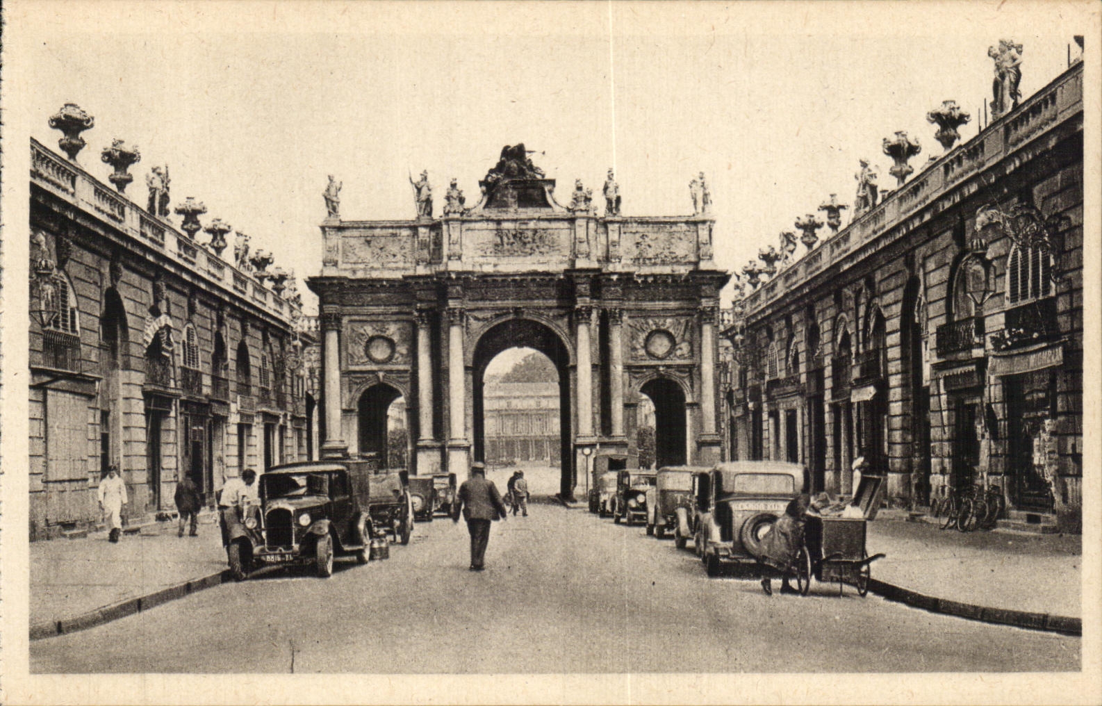 CPA Nancy L'Arc De Triomphe Rue Here Vue Prise De La Place Stanislas