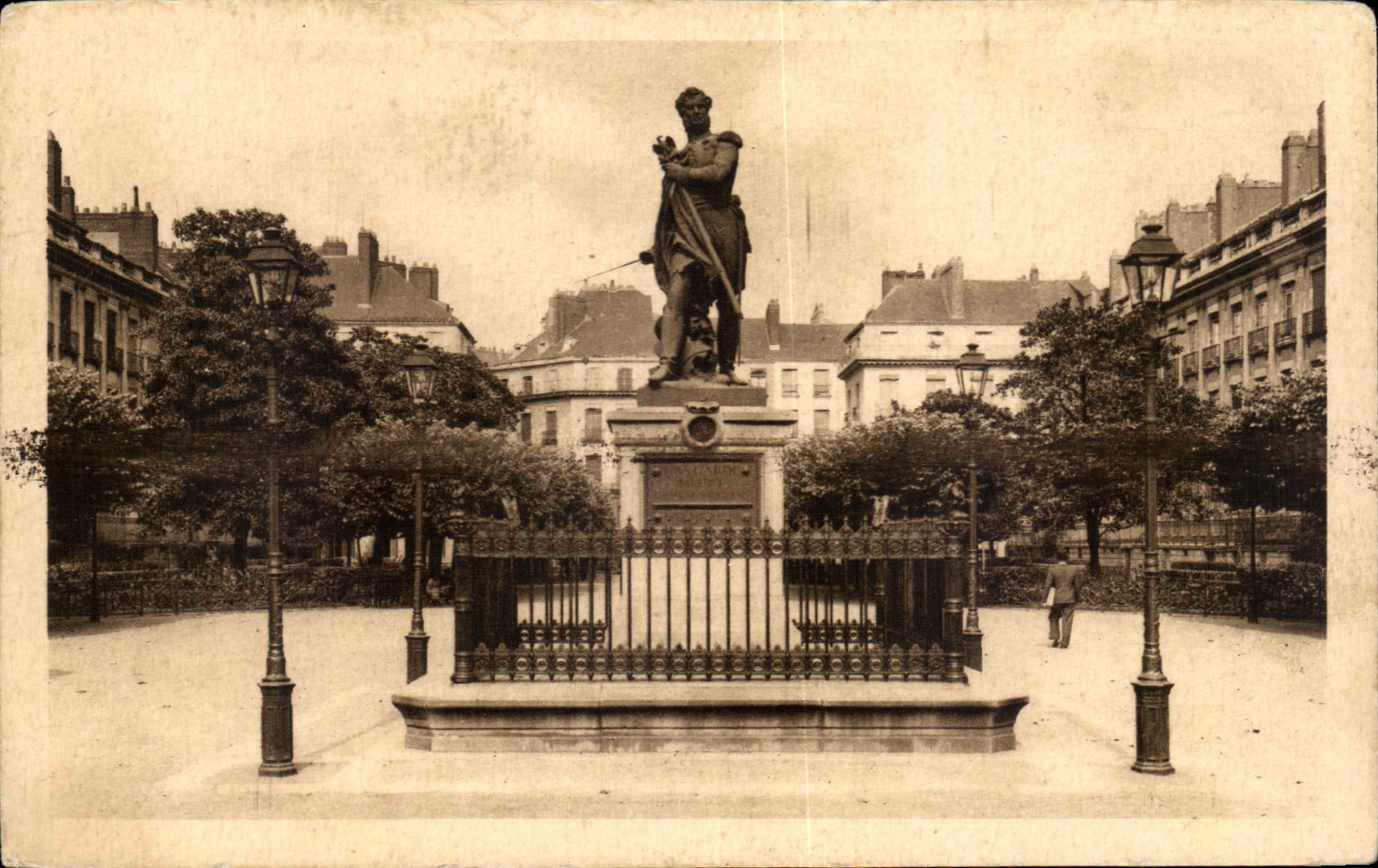 CPA Nantes Cours de la Republique Statue du General Cambronne