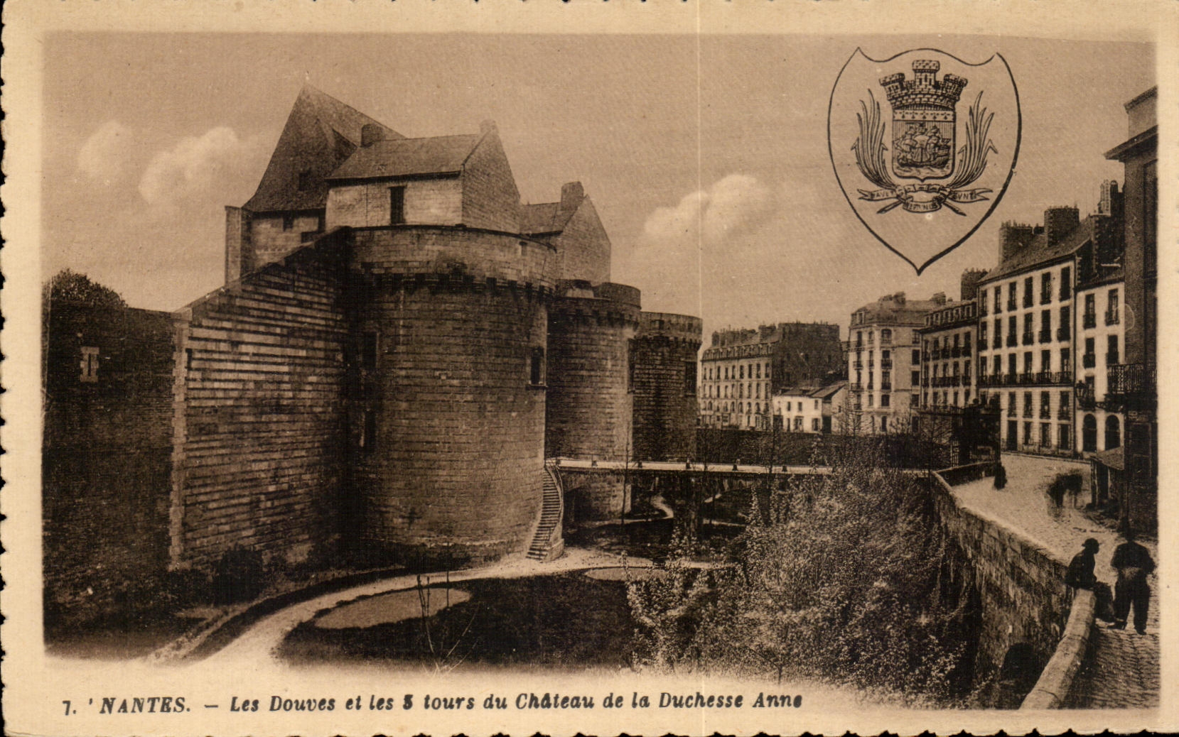 CPA Nantes Les Douves et les tours du Chateau de la Duchesse Anne