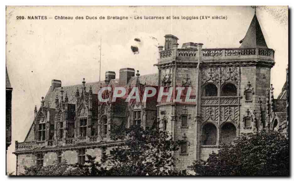 CPA Nantes Chateau des Ducs de Bretagne les lucarnes et les Logglas