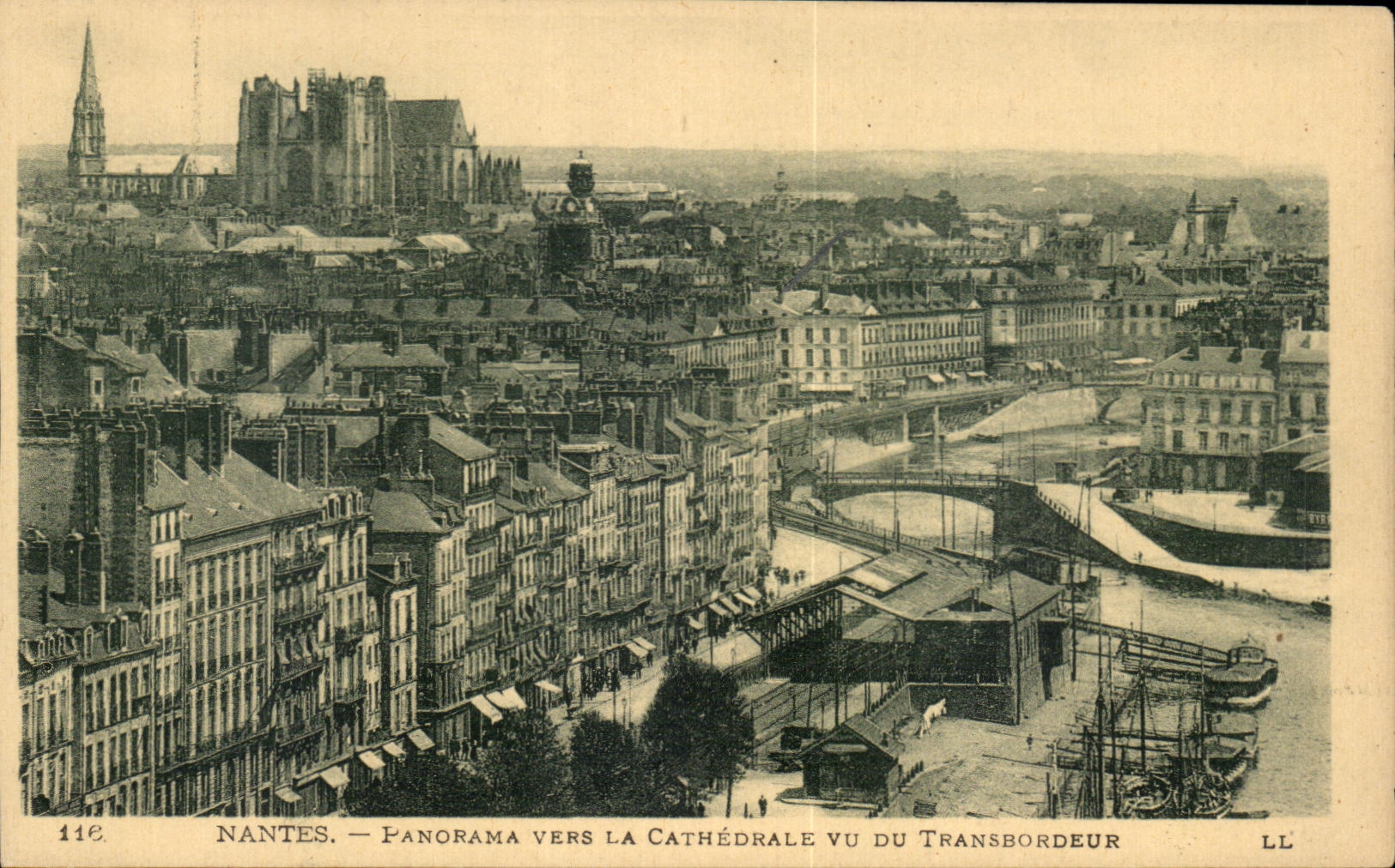 CPA Nantes Panorama vers La Cathedrale vu du Transbourdeur