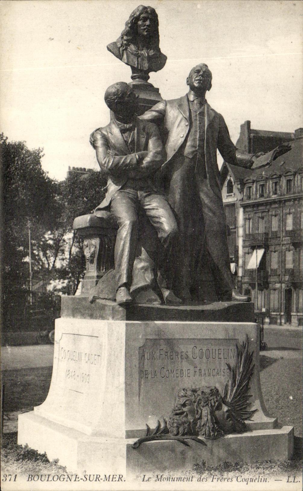 CPA Boulogne Sur Mer Le Monument des Freres Coquelin Moliere