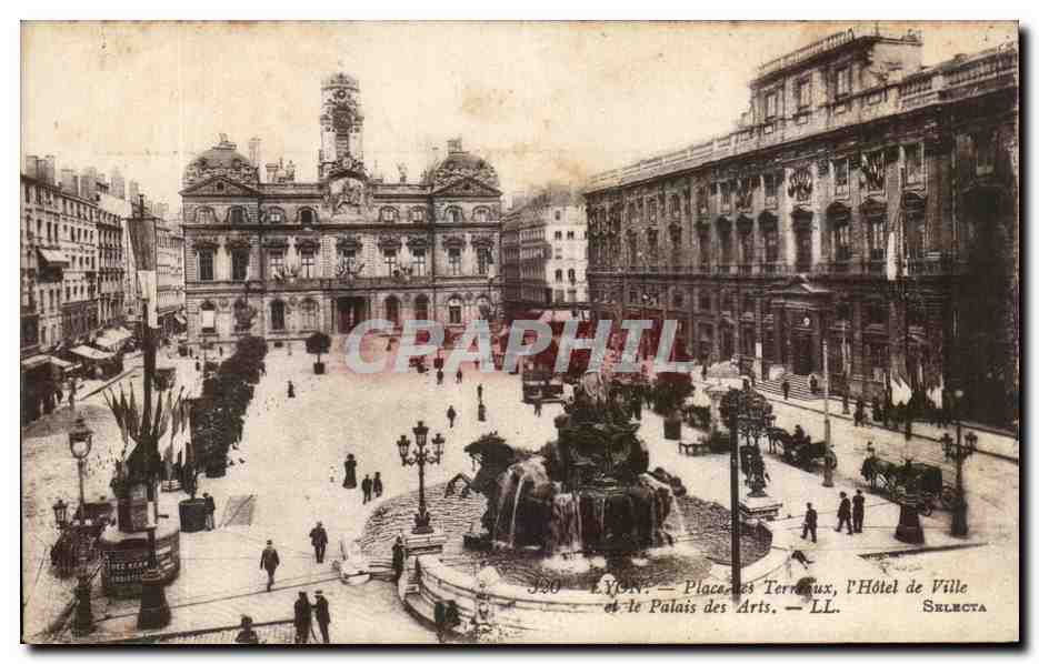 LYON — Place des Terreaux, l'Hôtel de Ville et le Palais des Arts — LL. SELECTA