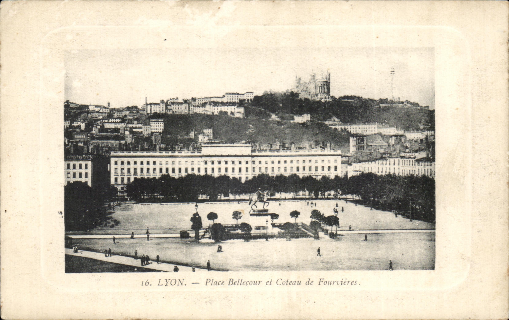 CPA Lyon Place Bellecour et Coteau de Fourvieres