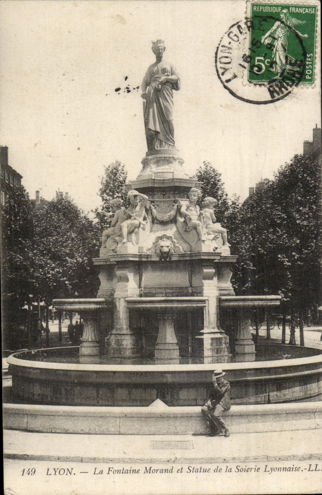 CPA Lyon La Fontaine Morand Et statue de la Soierie lyonnaise