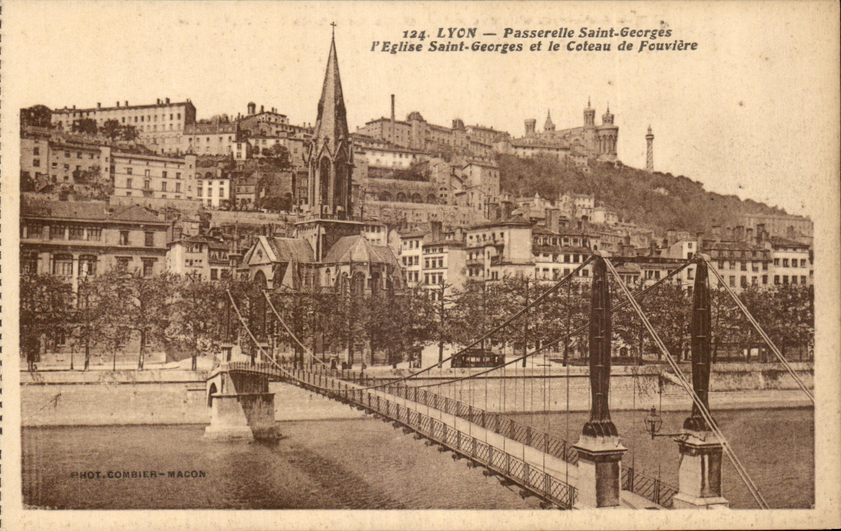 CPA Lyon Passerelle Saint Georges l'Eglise Saint Georges et le Coteau de Fourviere