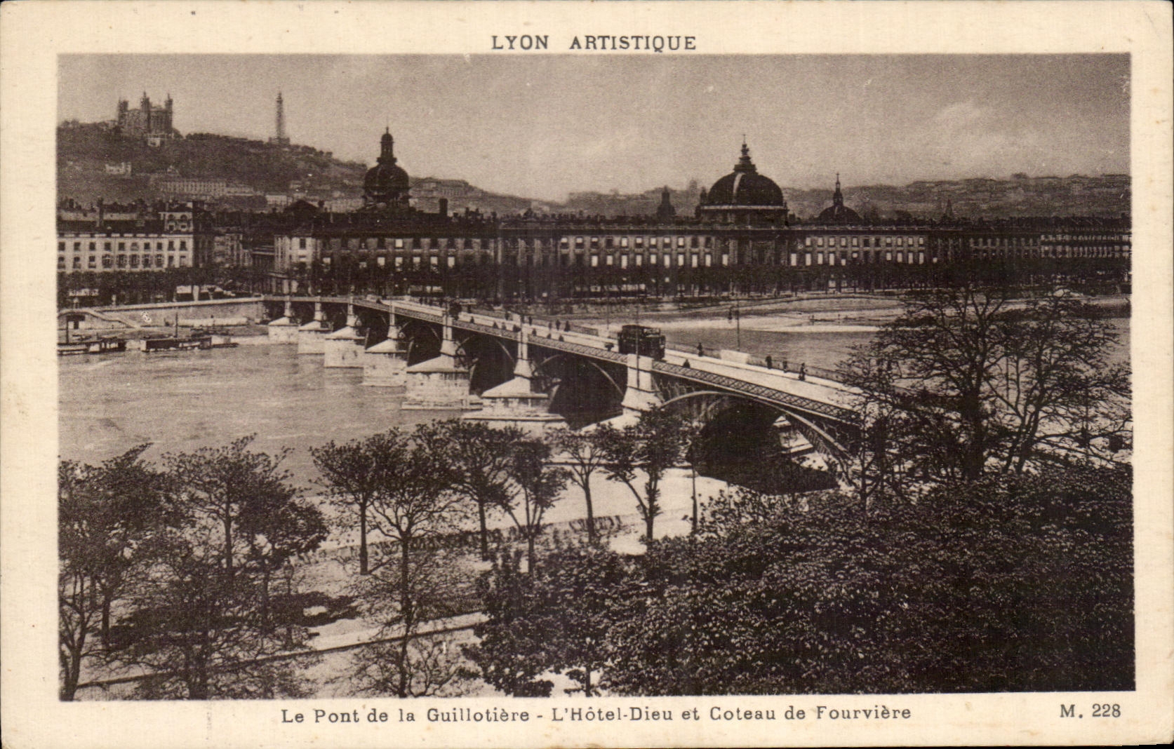 CPA Lyon Artistique Le Pont de la Guillotiere L'Hotel dieu et coteau de Fourviere