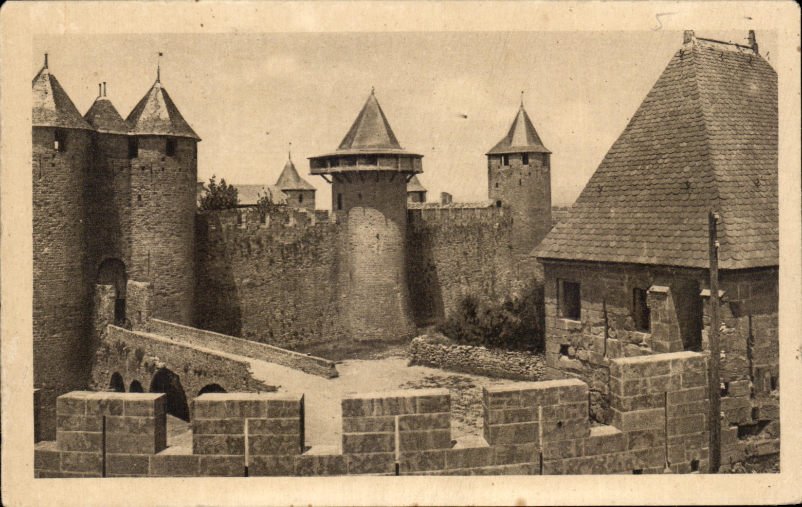 CPA La Cite De Carcassonne Le Chateau Comtal