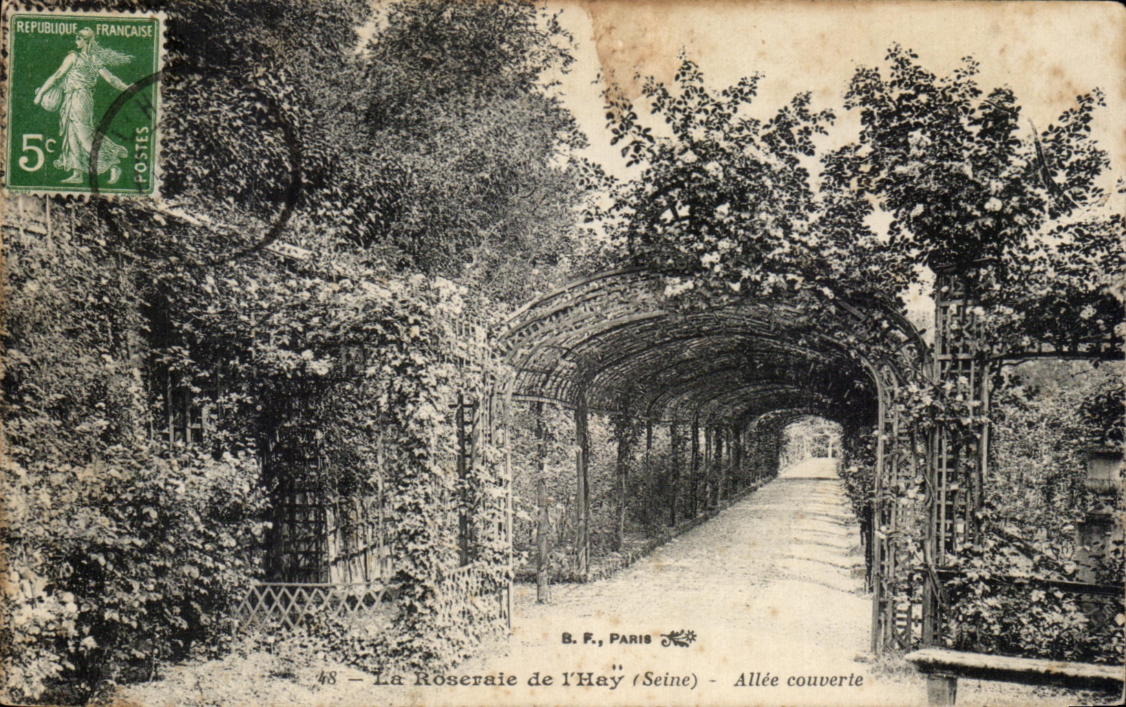 CPA Paris La Roseraie de I'Hay Allee couverte