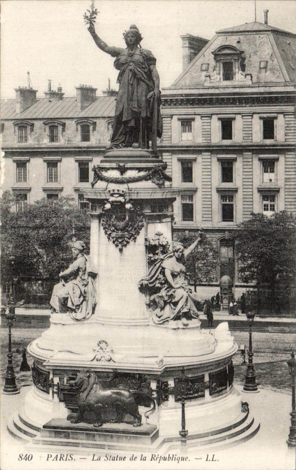 CPA Paris La Statue de la RepubliqueLion 