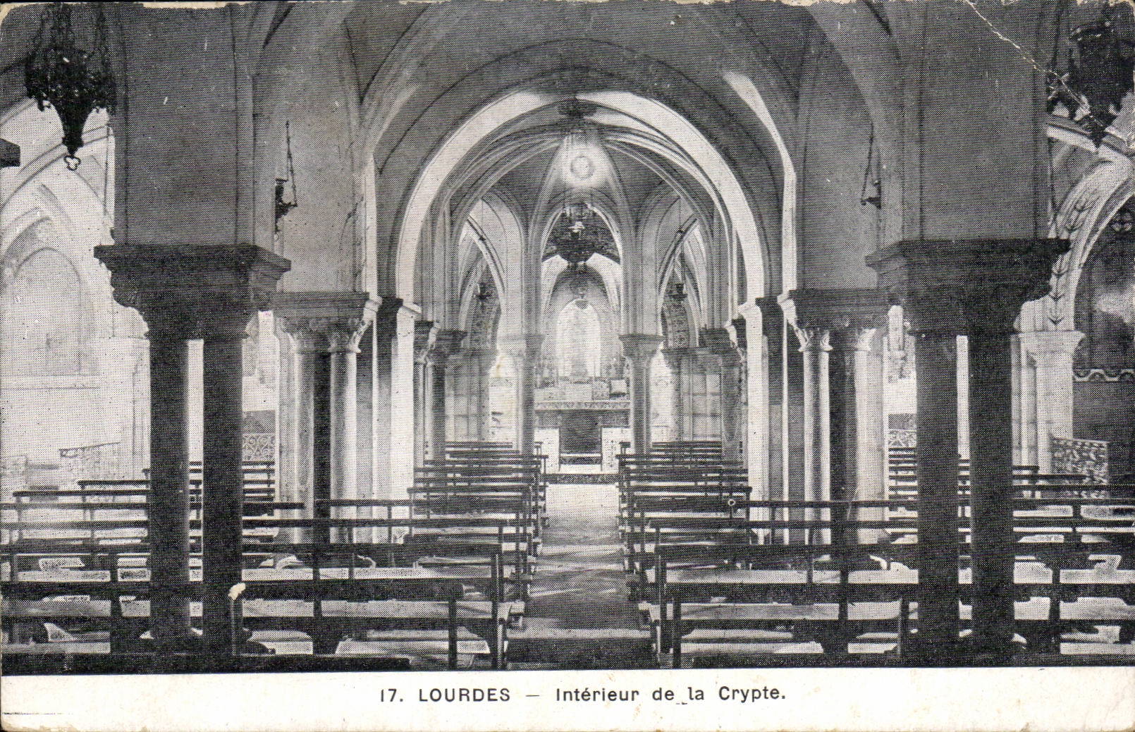 CPA Lourdes Interieur de la Crypte
