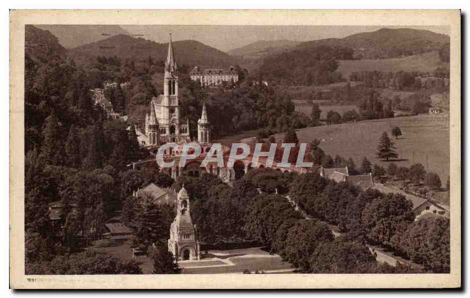 Lourdes — Der Kriegerdenkmal und die Basilika — Paris-Ausgabe der Welt