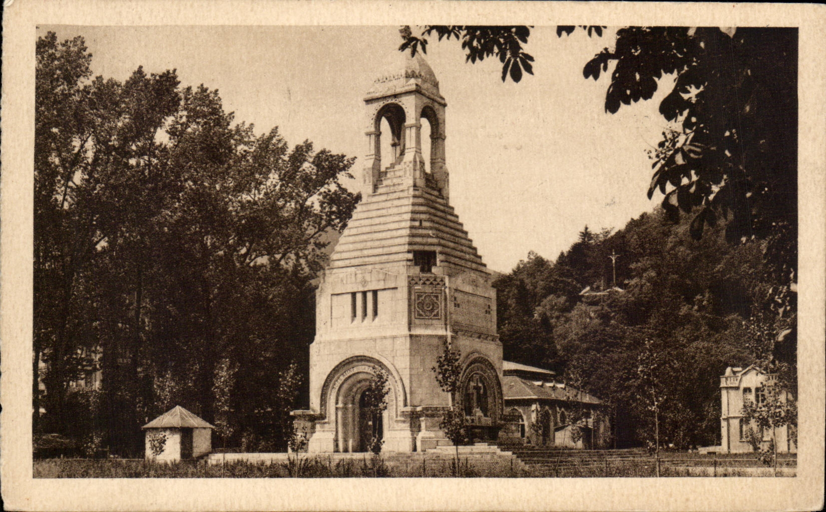 CPA Lourdes Le Monument Interallie
