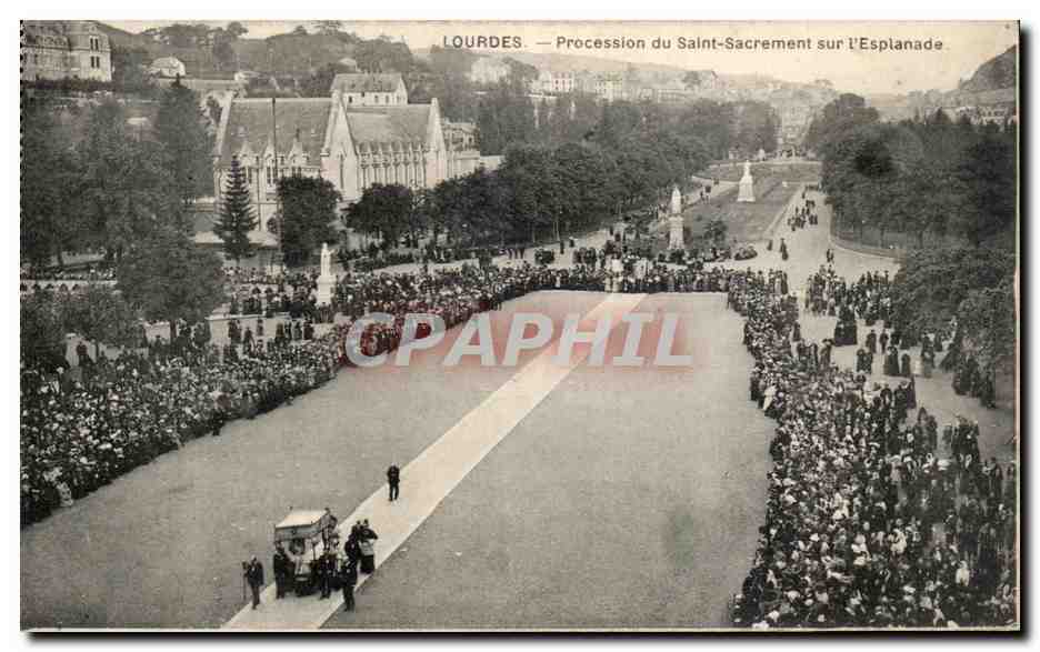 CPA Lourdes Procession du Saint Sacrement Sur l'Esplanade