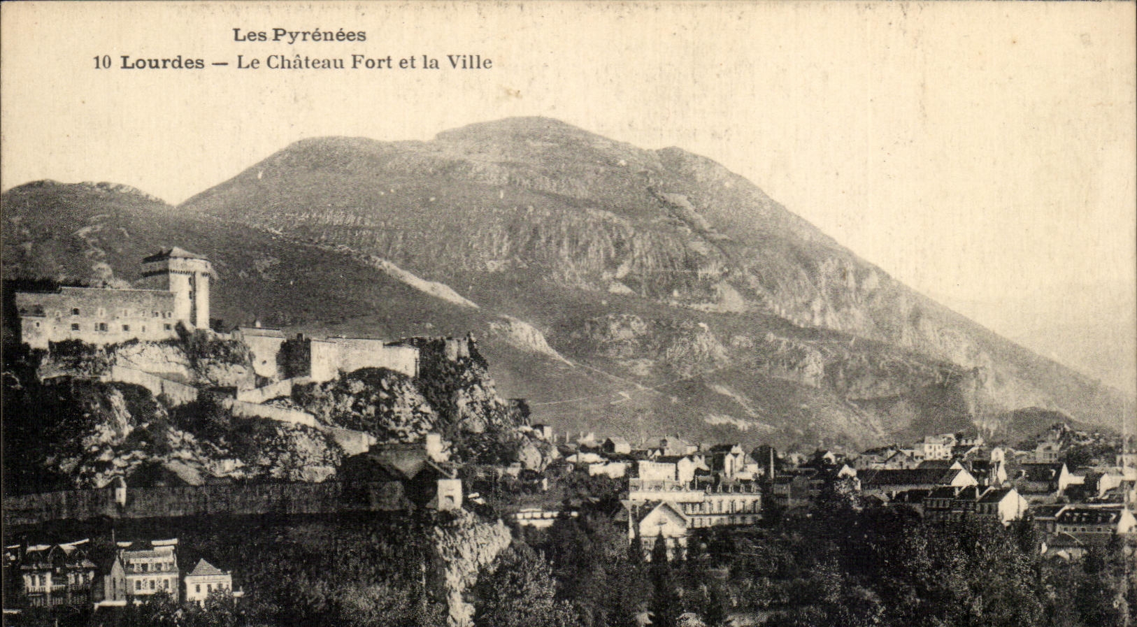 CPA Lourdes Le Chateau Fort et la Ville
