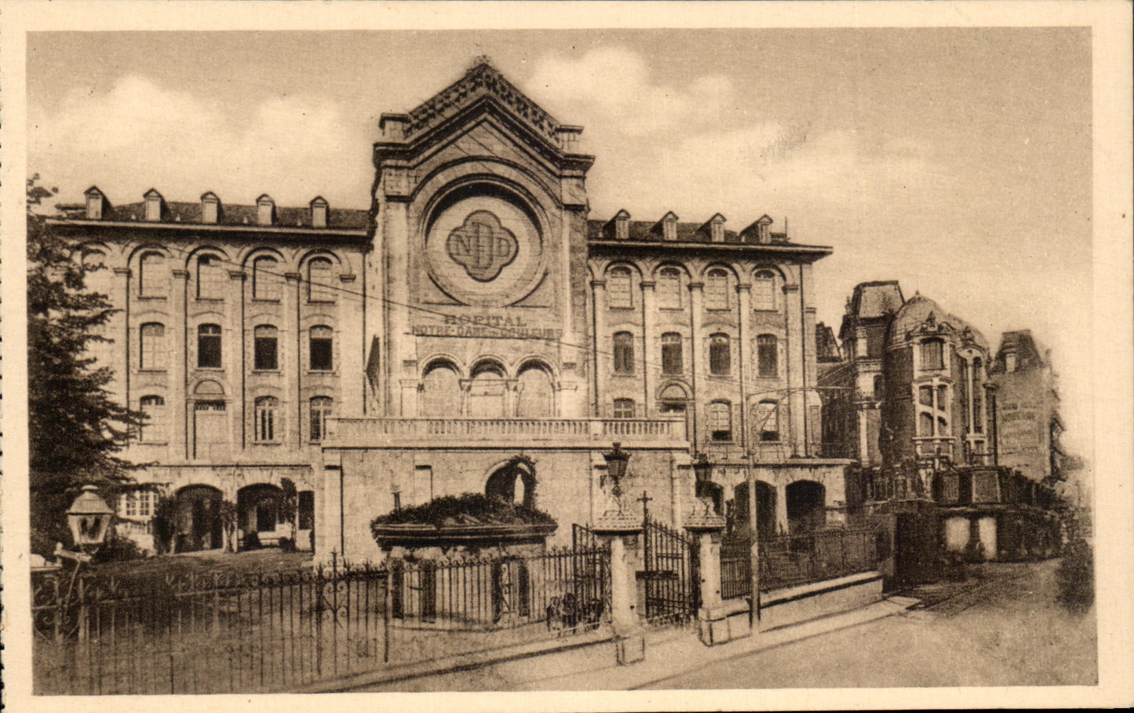 CPA Lourdes Hopital N D Des Douleurs Asile St Frai Rue de la grotte