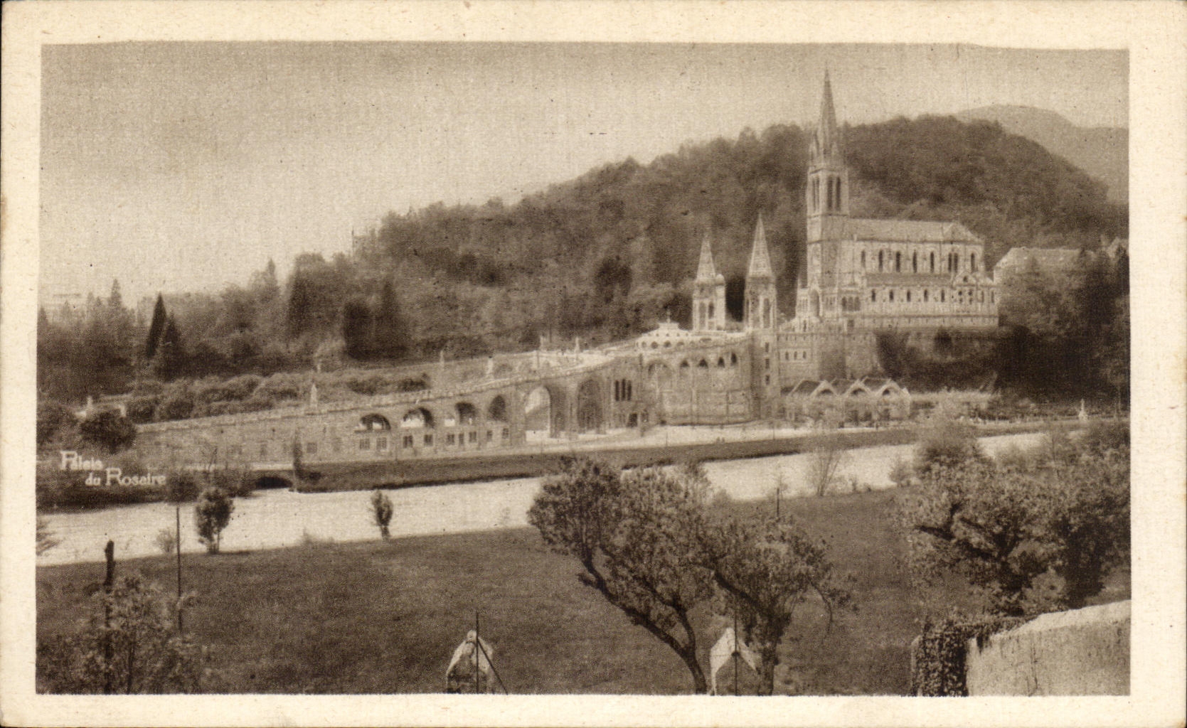 Lourdes — La Basilique, vue latérale — Édition du Palais du Roseire