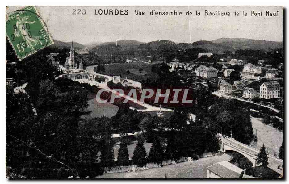 CPA Lourdes Vue d'ensemble de la Basilique et le Pont Neuf