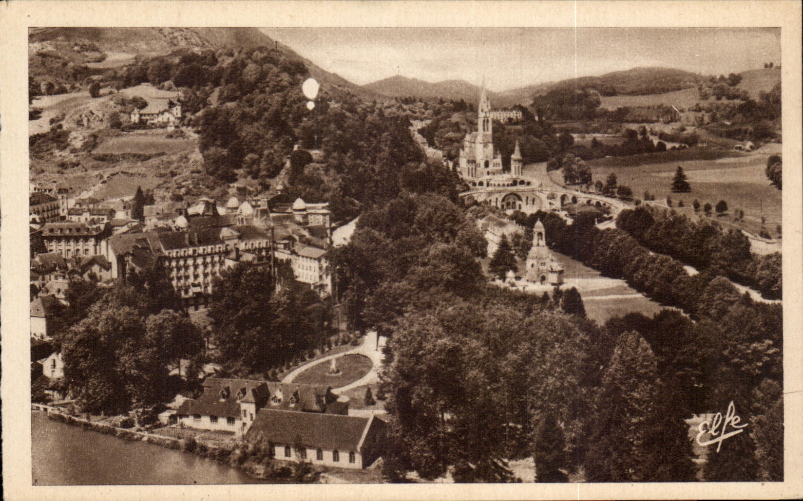 Lourdes — Vue panoramique sur le Calvaire et la Basilique — Éditeur: Editions Pyrénées-Océan, Toulouse