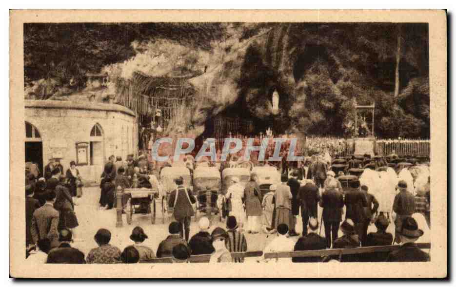 CPA Lourdes Malades devant la Grotte