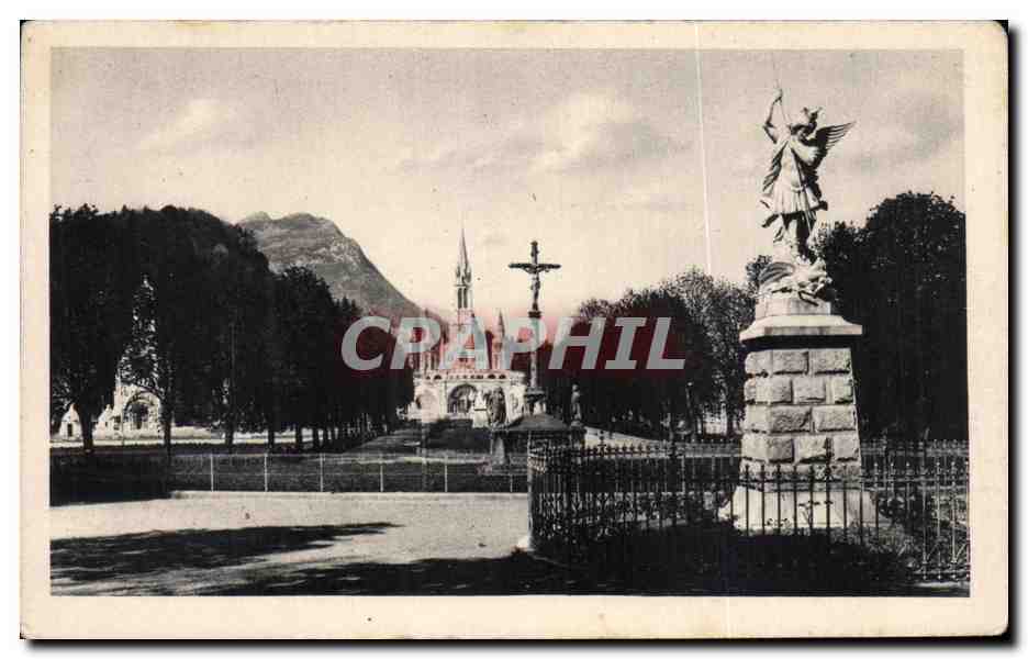 CPA Lourdes St Michel la Croix des Bretons et la Basilique 