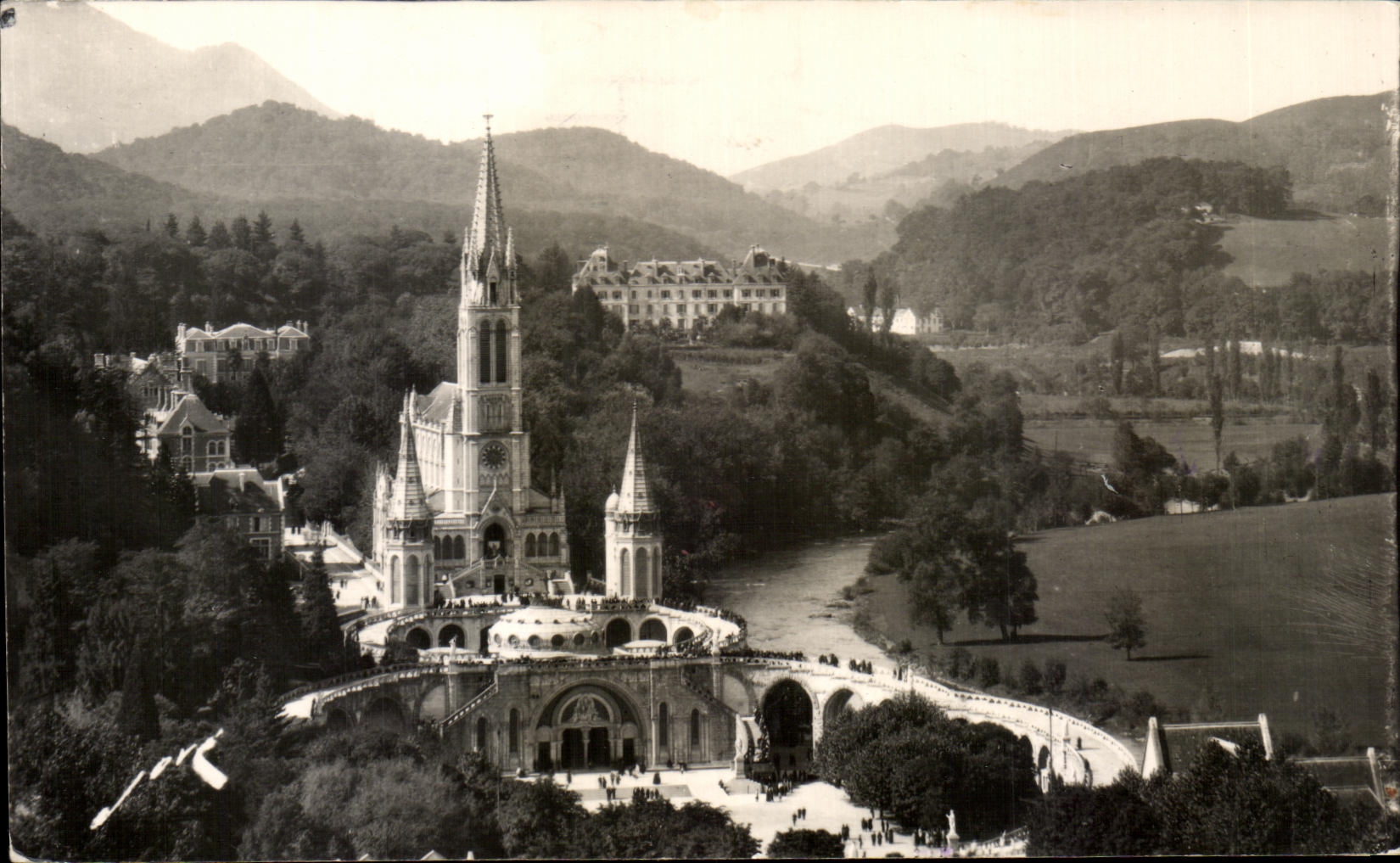 CPA Lourdes La baslique et le gave de Pau
