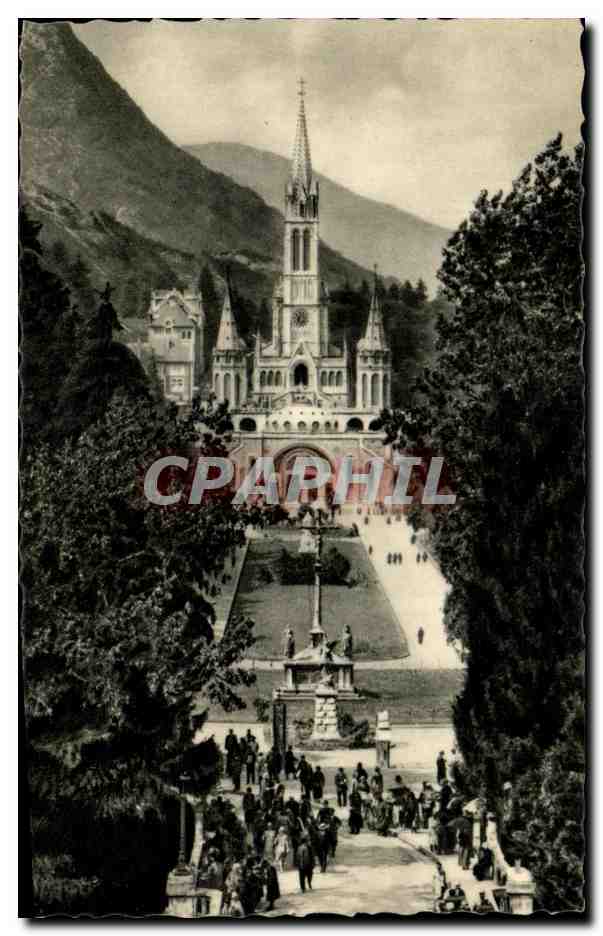 CPA Lourdes La Basilique Et l'esplanade Des Processions