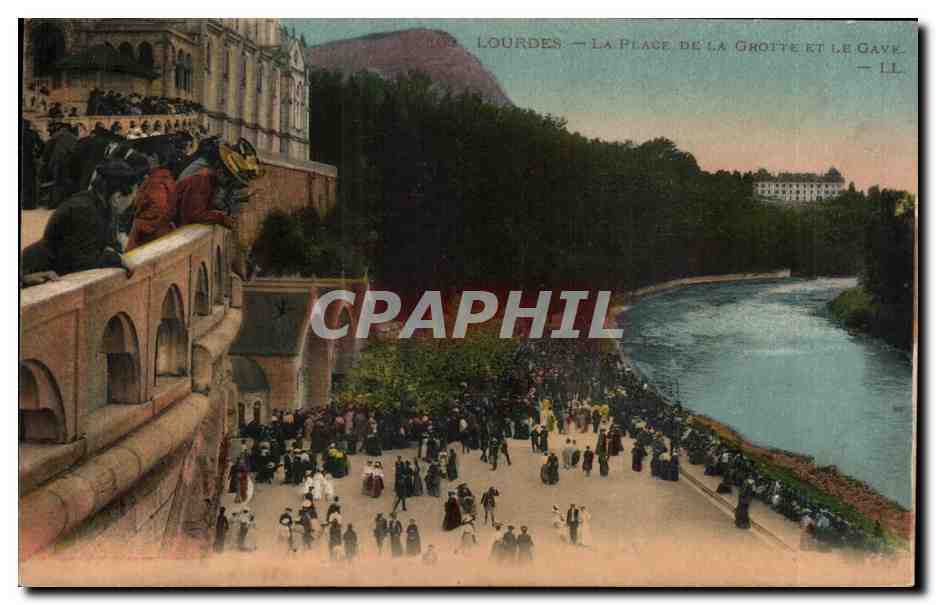 CPA Lourdes La Place De La Grotte Le Gave
