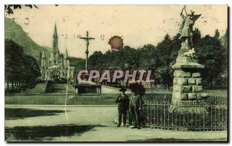 CPA Lourdes Statue De Saint Michel Calvaire Berton La Basilique