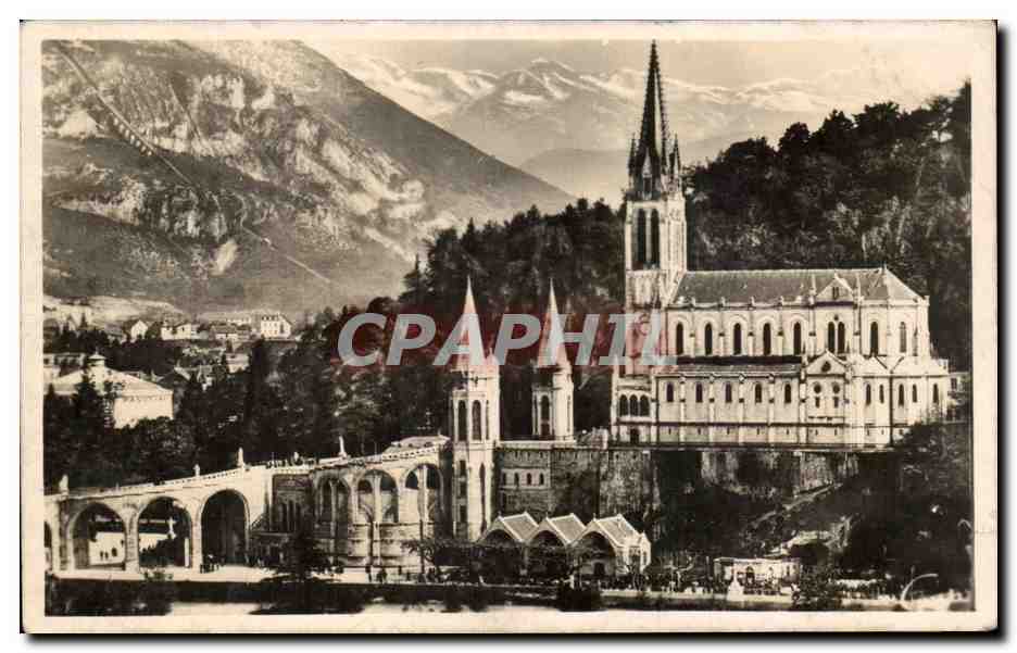 CPA Lourdes la Basitique et les montagnes