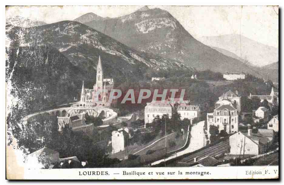 CPA Lourdes Basilique et Vue sur la montagne