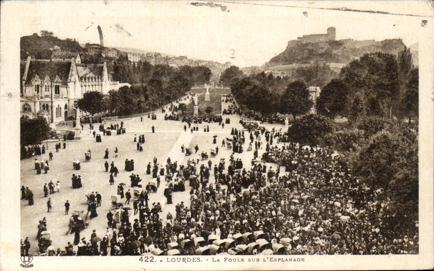 CPA Lourdes Le Foule sur l'esplanade