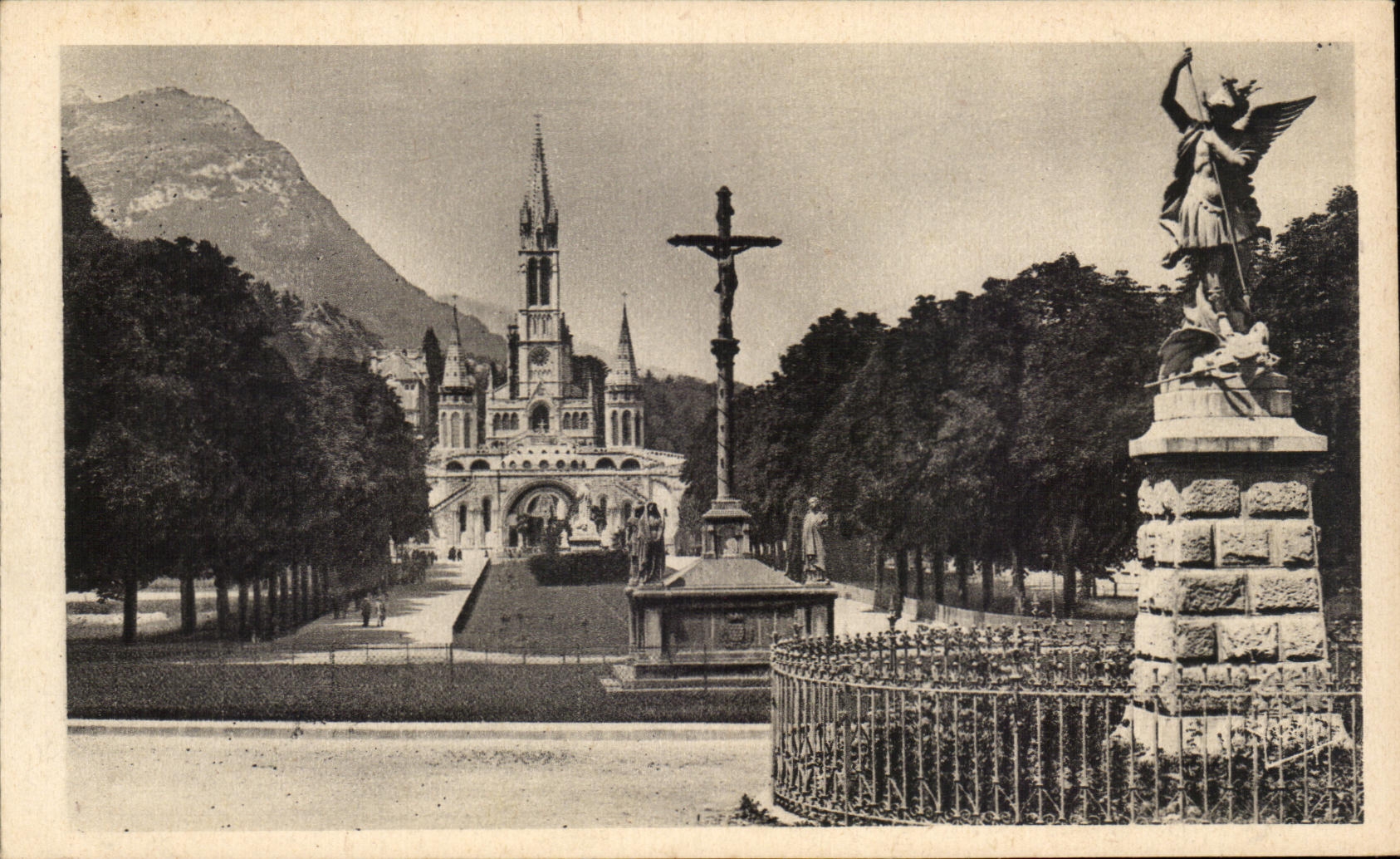 Lourdes — L'Esplanade et la Basilique — Édition Photo Quicaul, Lourdes, n°39