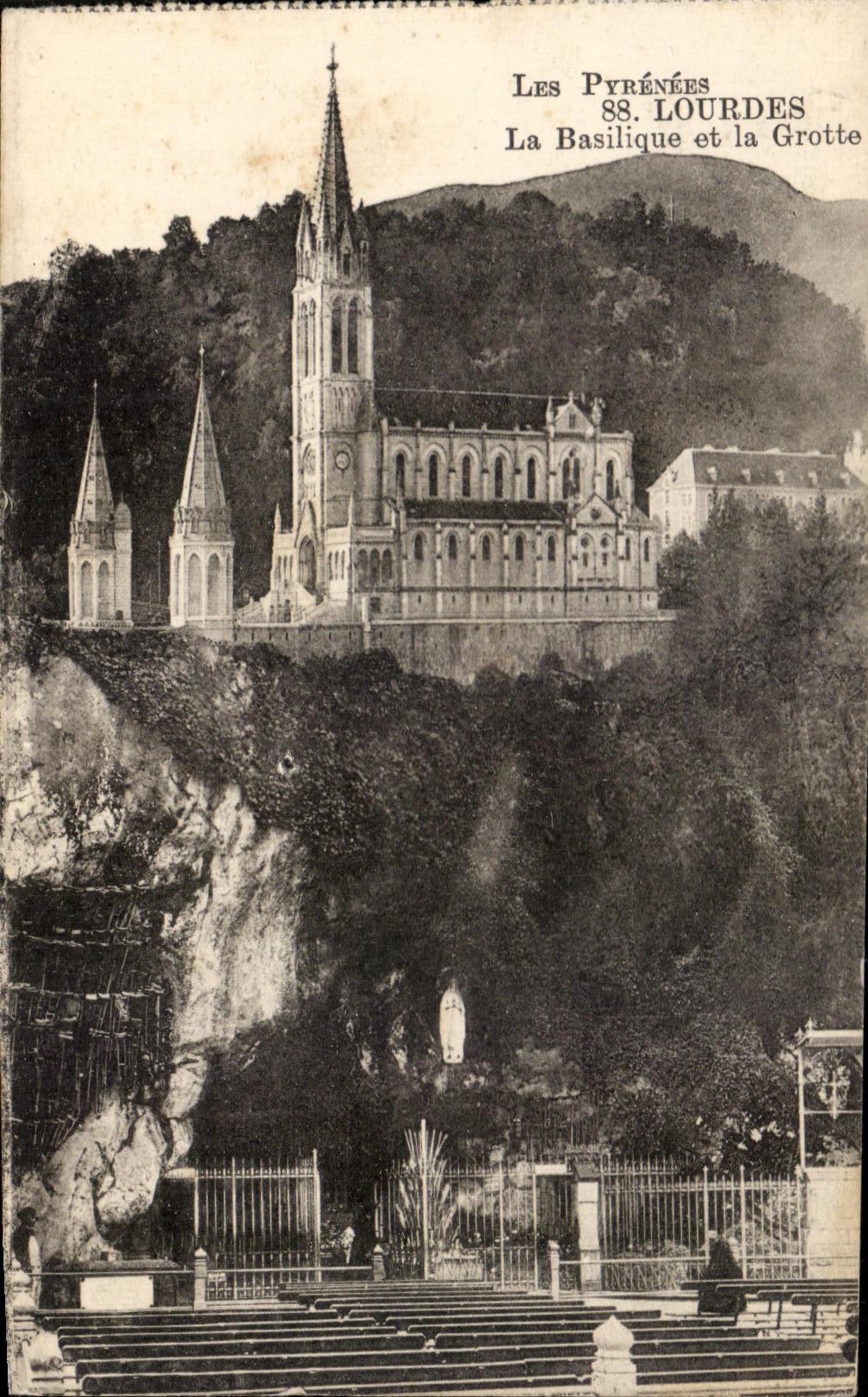 CPA Les Pyreenees Lourdes La Basilique et le Grotte