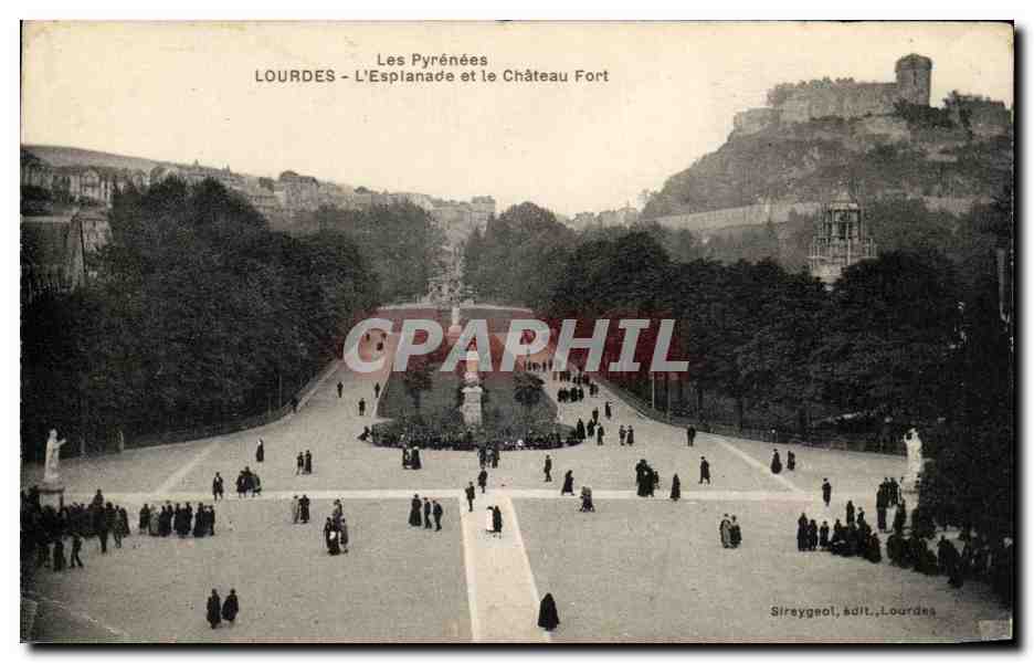 CPA Lourdes L'Esplanade et le Chateau Fort