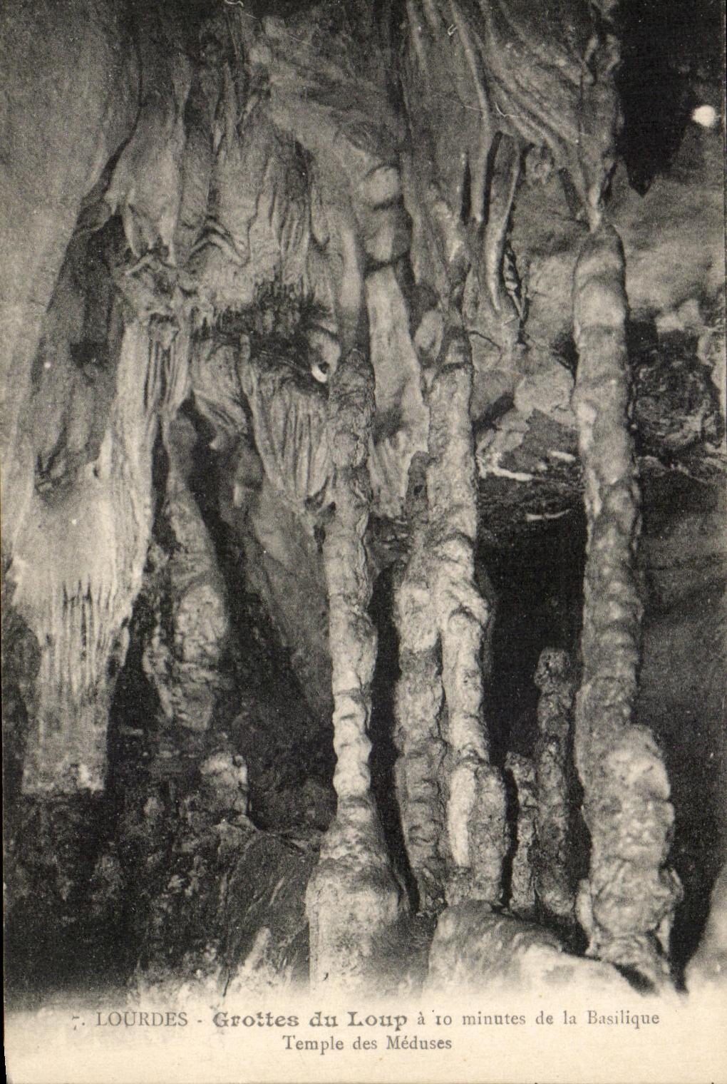 CPA Lourdes Grottes du Loup a 10 minutes de la Basilique Temple des Meduses
