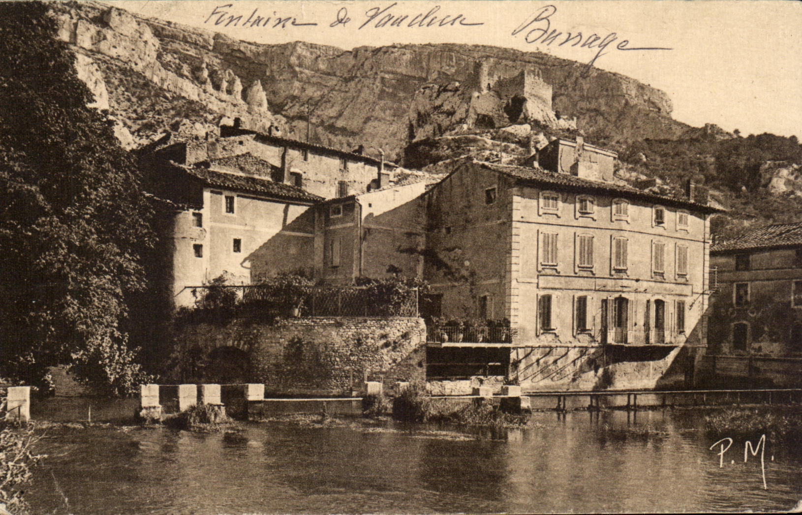CPA Fontaine de Vaucluse Les Barrages et le Bassin de la Place