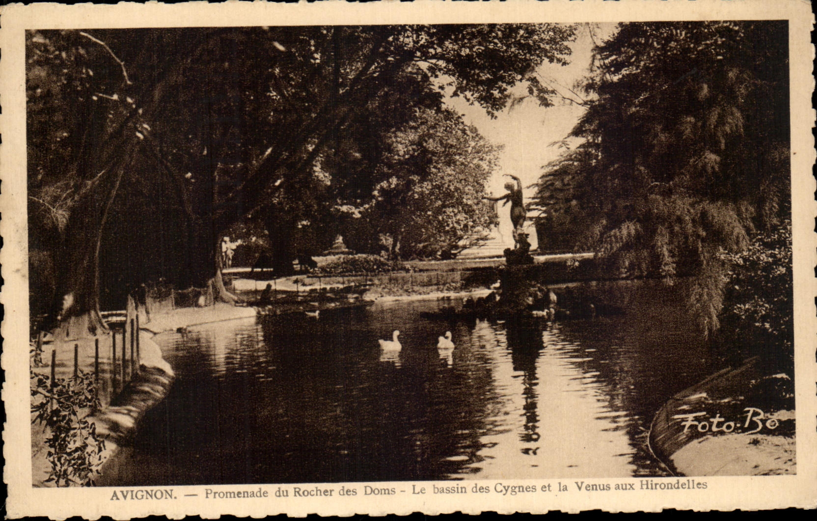 Avignon — Promenade du Rocher des Doms — Le bassin des Cygnes et la Venus aux Hirondelles — Foto Bo