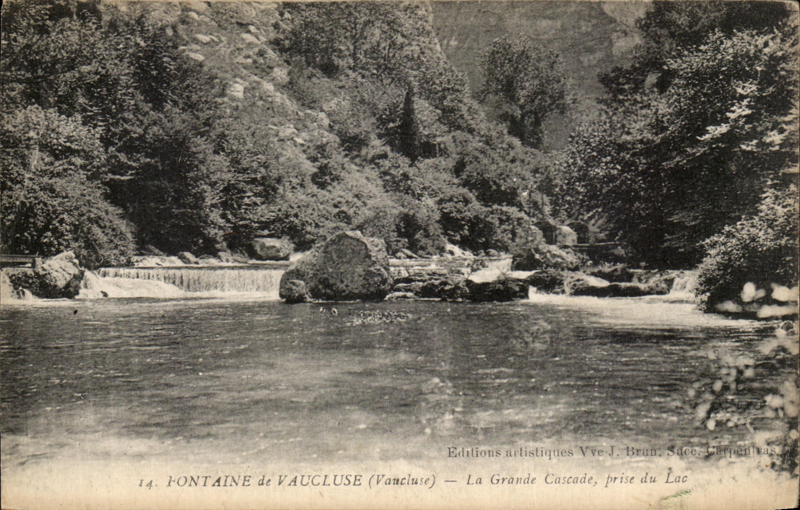 CPA Fontaine de Vaucluse La Grande Cascade prise du Lac