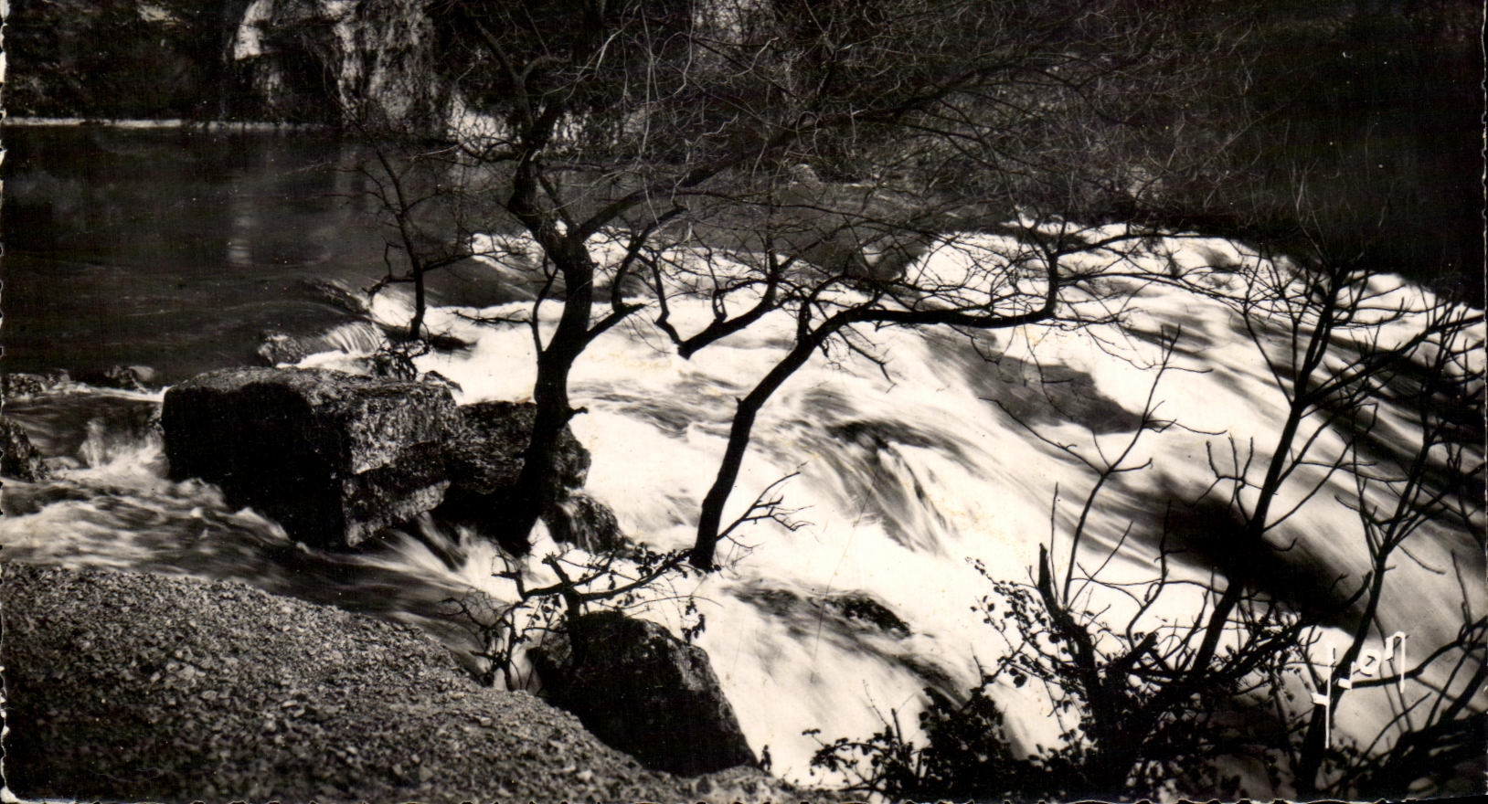 Fontaine de Vaucluse — Début des cascades — Éditions d'Art Martel, n° 1668